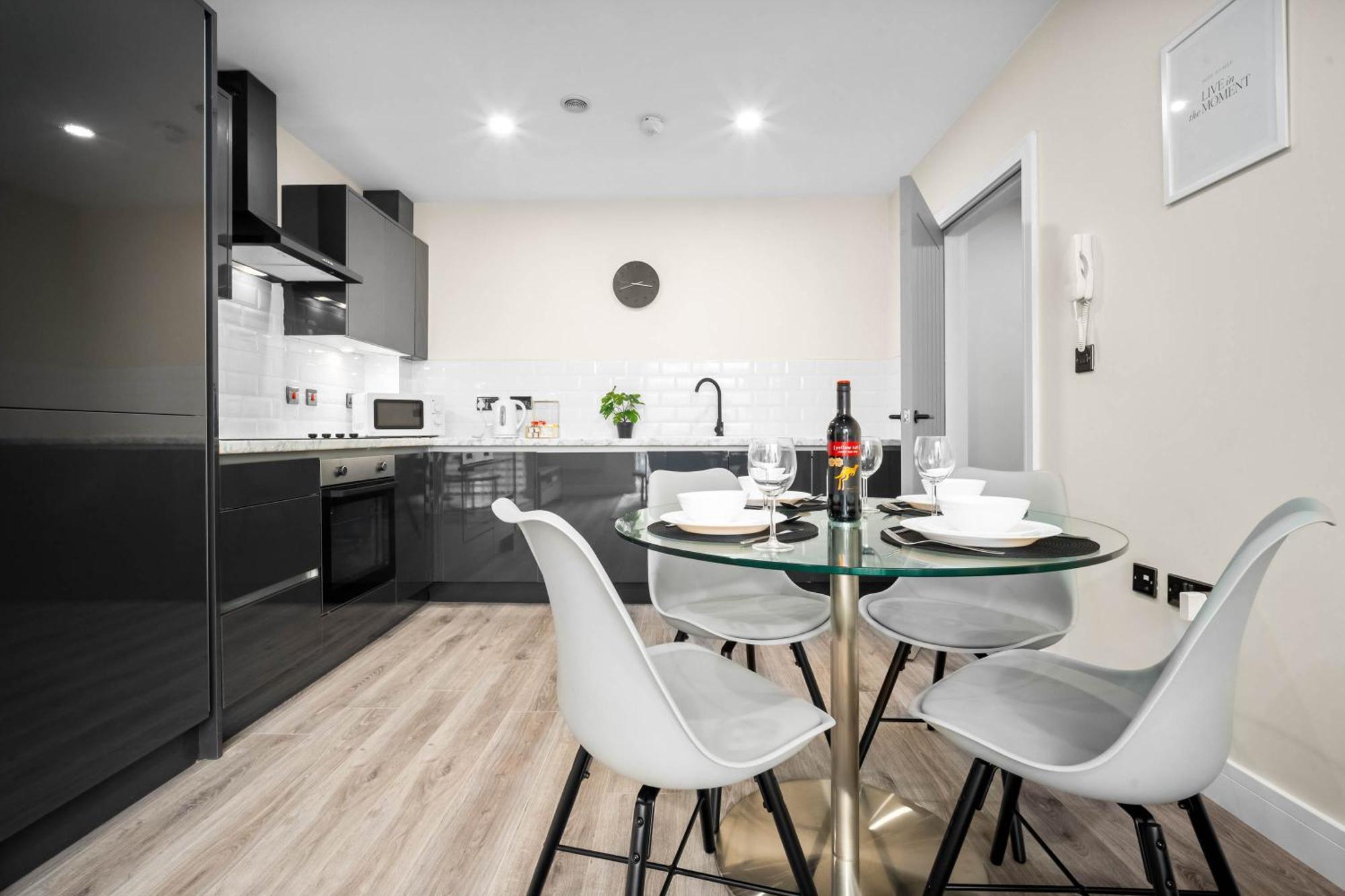 New Luxury Two Bedroom Apartment - City Centre - Netflix - Wifi - Top Rated - Jq 8Ah เบอร์มิงแฮม ภายนอก รูปภาพ